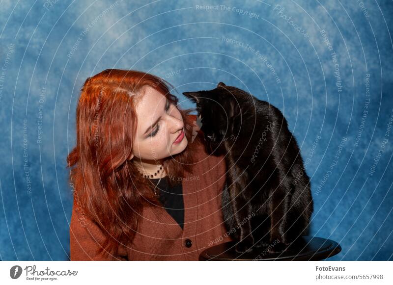 Junge Frau mit ihrer schwarzen Katze LAZY Textfreiraum Teenager süß Person Tier Zusammensein blau Mädchen Fell Freundschaft Haustier Freunde Kater Körperteil