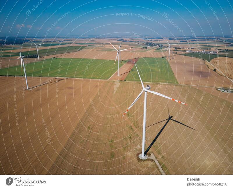 Luftaufnahme einer Windkraftanlage in ländlicher Umgebung Energie Turbine nachhaltig regenerativ Erzeuger Windmühle Sauberkeit Landschaft grün umweltfreundlich