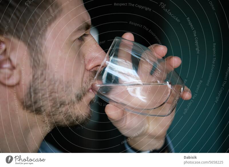 Mann trinkt sauberes Wasser aus einem Glas trinken Durst frisch Mineral Sauberkeit Gesundheitswesen Metabolismus Getränk rein übersichtlich Erwachsener