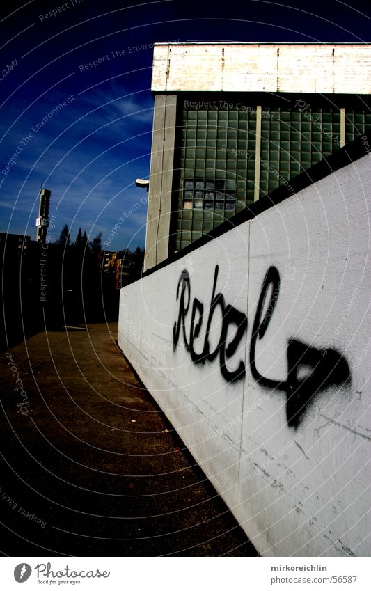 Rebel schwarz groß klein dunkel rebellieren Außenaufnahme Rüti Schweiz Graffiti hintergund Wege & Pfade Blauer Himmel blau