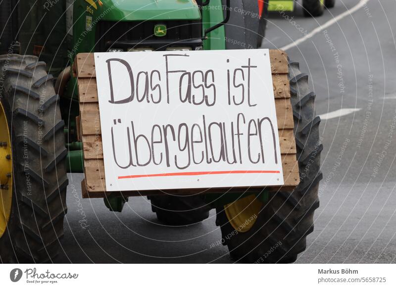 Das Bild ist in Troisdorf am Montag 08.01.2024 bei einem Demo/Protestzug der Landwirte entstanden. Bauern demo Proteste Demonstrieren Sauer Enttäuscht Regierung