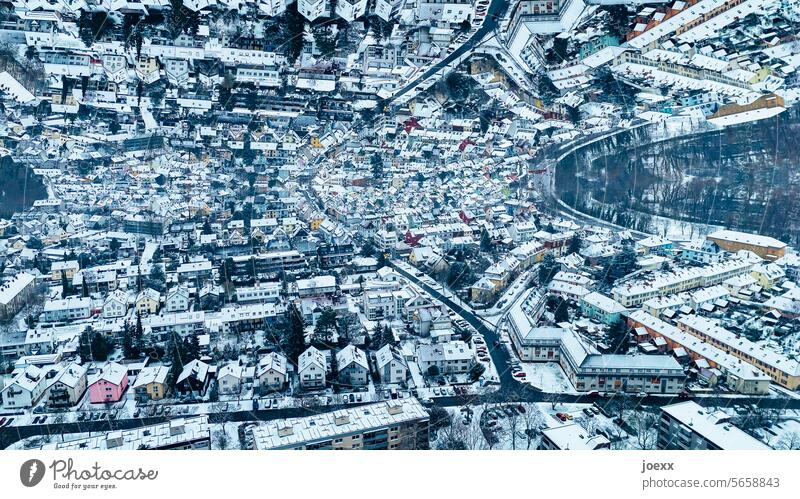 Parallel Welt: Häuser einer winterlichen Stadt spiegeln sich am Horizont parallelwelt parallelgesellschaft Überkopf Vogelperspektive oben Spiegelung surreal