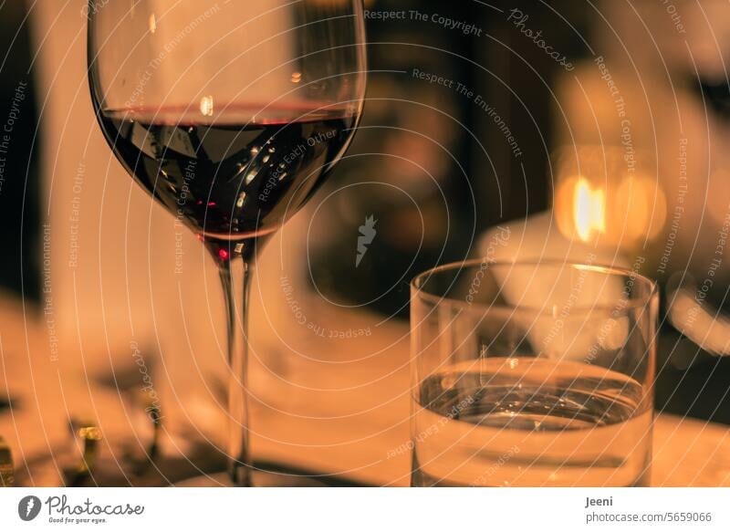 Wein und Wasser Rotwein genießen Feste & Feiern Gastronomie Glas Alkohol trinken Getränk Lifestyle Bar Weinglas Restaurant Lebensstil genuss Lebensfreude Abend