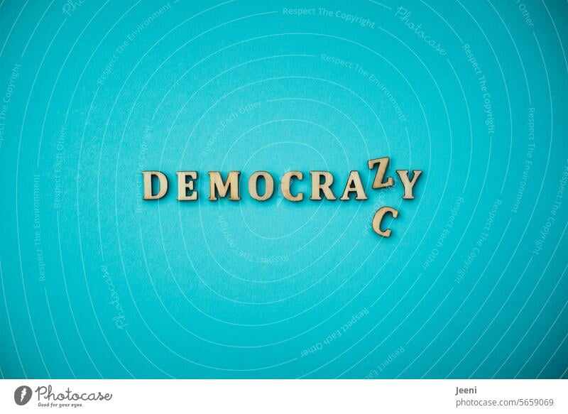 Demokratie crazy verrückt Wahnsinn türkis Typographie Wort Schriftzeichen und Buchstaben Text blau Politik & Staat Symbole & Metaphern Europa Regierung Parteien