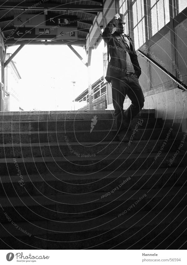 Wohin will ich eigentlich? Mann schwarz weiß Eisenbahn Gleise Licht Jacke Bahnhof Mensch Treppe Schwarzweißfoto Unterführung jacket Jeanshose