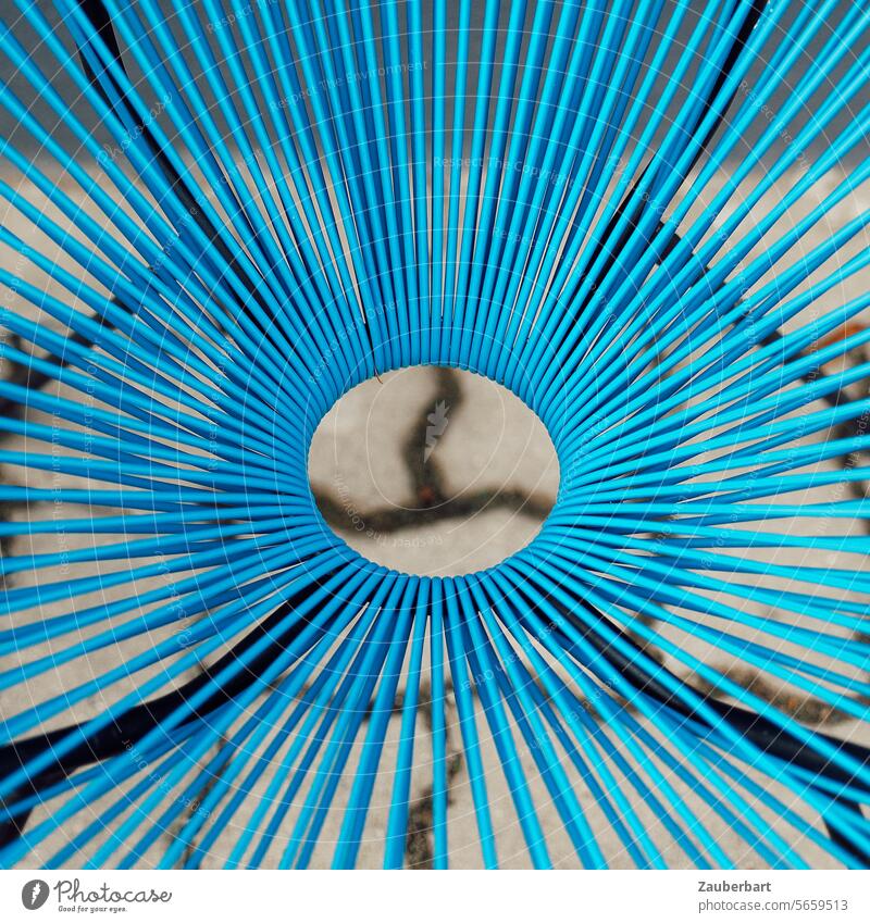 Blaues PVC-Band eines Gartensessels bildet sternförmiges Muster mit Loch Pflaster strahlen Austrahlung phantasie abstrakt Strukturen & Formen Detailaufnahme