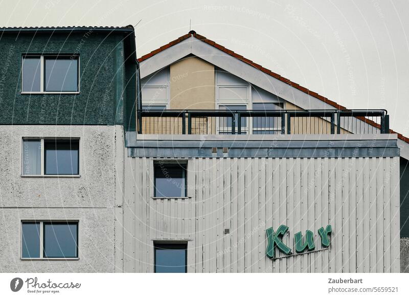 Kur - Buchstaben an der Fassade eines Hotelbaus der 70er Jahre Kurhaus Kurhotel grau Plattenbau Erholung Aussicht trist schlimmer besser resigniert ausweglos