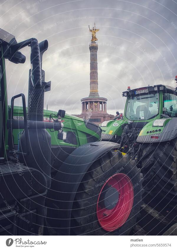 Bauerndemo Demonstration Traktor Siegessäule Berlin Goldelse Hauptstadt großer stern Tiergarten Verkehr Rad
