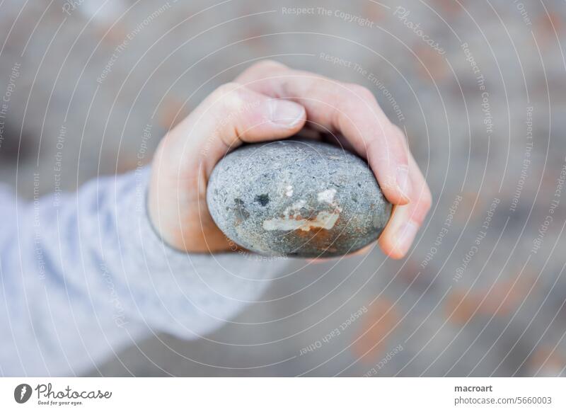 Hand hält einen Stein mit einem Gesicht - Pareidolie stien halten formen figuren phantasie fantasie augen mund fröhlich mimik imagination einbildung einbilden