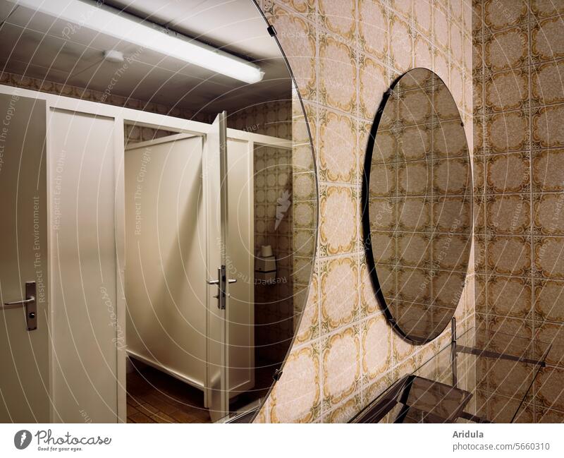 Retro Toilettenraum mit runden Spiegeln Sanitäranlage retro Fliesen u. Kacheln Türen Toilettenkabiene Sauberkeit sanitär WC Klo Hygiene alt Sanitäranlagen