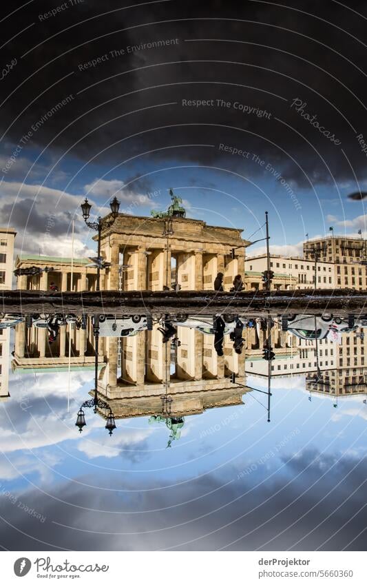 Brandenburger in der Spiegelung einer Pfütze metropole Freiheit Großstadt Berlin Zentrum Panorama (Aussicht) Sonnenstrahlen urban Schönes Wetter Stadtleben