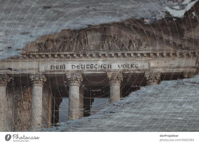Reichstag in der Spiegelung einer Pfütze metropole Freiheit Großstadt Berlin Zentrum Panorama (Aussicht) Sonnenstrahlen urban Schönes Wetter Stadtleben