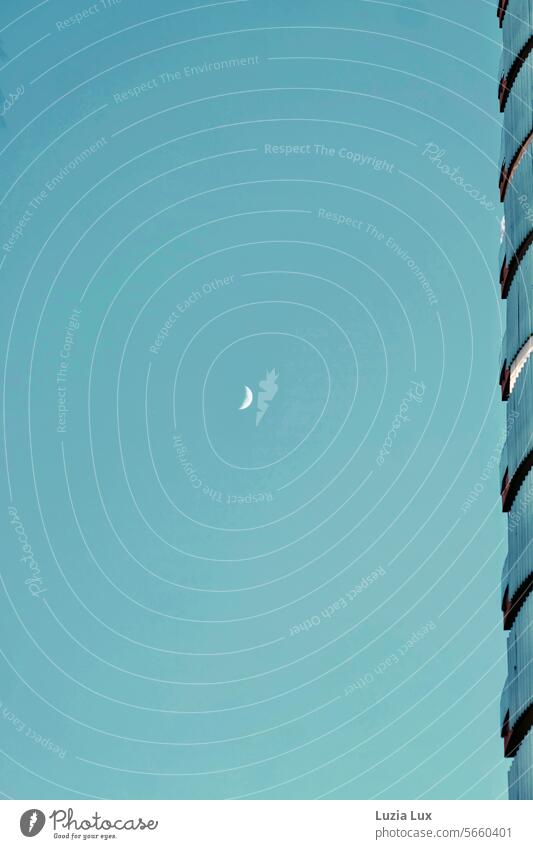 Blauer Abendhimmel mit Mondsichel, Balkone eines Hochhauses... Himmel blau himmelblau Abenddämmerung Stadt urban Mondschein Stimmung Mondphase Sichel Sichelmond