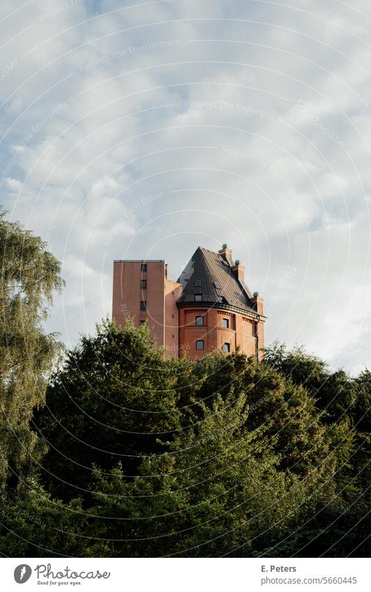 Historischer Stellinger Wasserturm von 1912 mit modernem Anbau historisch Gebäude Sommer Hamburg Eimsbüttel Stadtpark Eimsbüttel Stellingen eigentumswohnungen