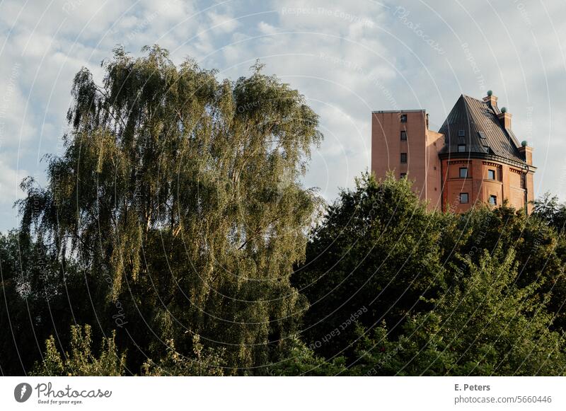 Historischer Stellinger Wasserturm von 1912 mit Anbau historisch Gebäude Sommer Hamburg Eimsbüttel Stadtpark Eimsbüttel Stellingen eigentumswohnungen