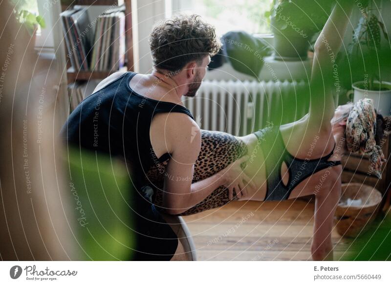 Personal Trainer mit einer Kundin in ihrem Wohnzimmer beim Workout Kunde Kunde
Kundin Yogamatte Fitnessmatte Training Gesundheit Personal Training gemütlich
