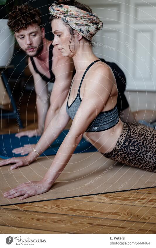 Personal Trainer mit einer Kundin in ihrem Wohnzimmer beim Workout Kunde Yogamatte Fitnessmatte Training Gesundheit Personal Training gemütlich home workout