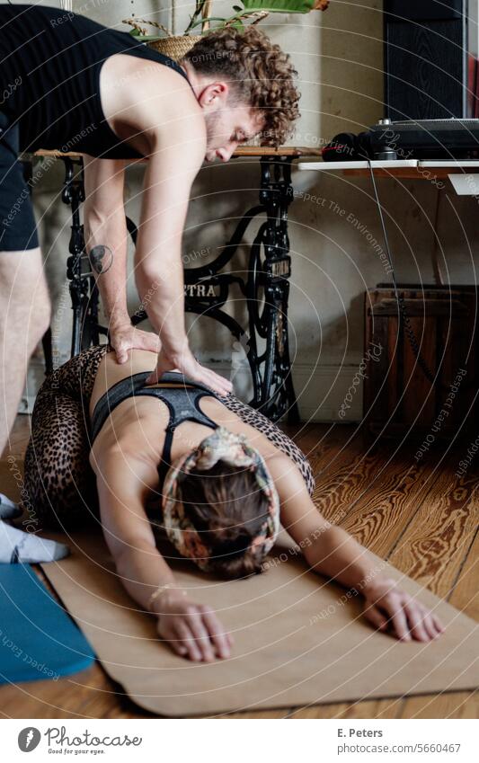 Personal Trainer mit einer Kundin in ihrem Wohnzimmer beim Reha Training Kunde Yogamatte Fitnessmatte Workout Gesundheit Personal Training gemütlich