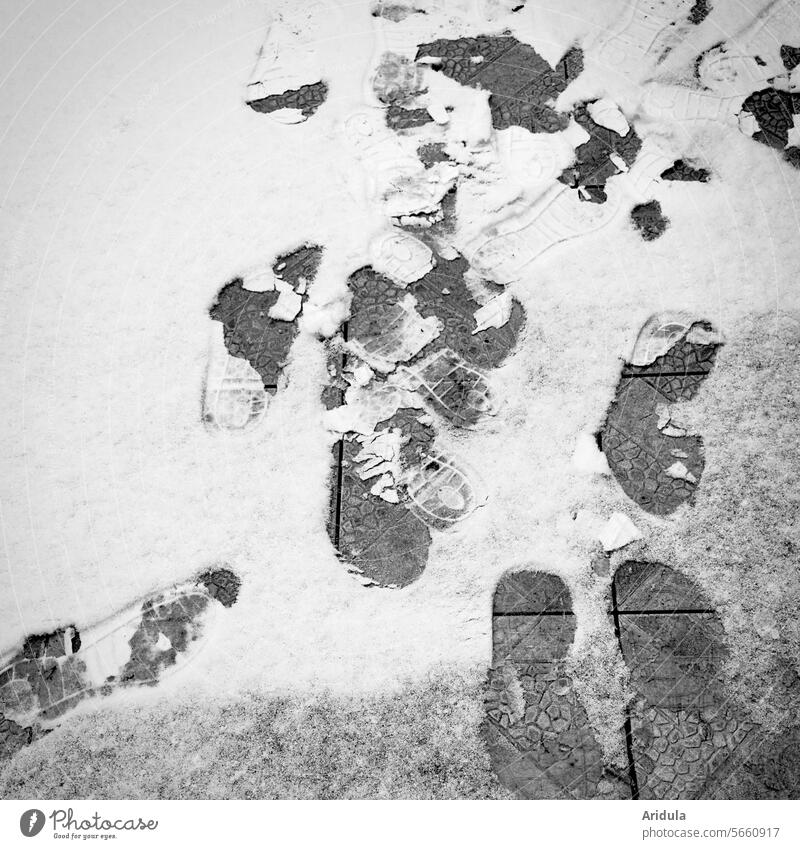 Spuren auf der verschneiten Terrasse s/w Schnee Schneespuren Abdrücke Schuhe Fußspuren Winter kalt Außenaufnahme winterlich