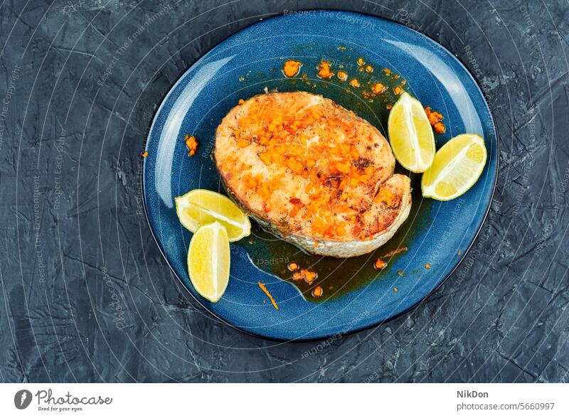 Lachs- oder Forellensteak in Orangenmarinade. Steak Filet orange gegrillt Fisch Saucen Meeresfrüchte Gesundheit Lebensmittel Teller gekocht Zitrone gebraten