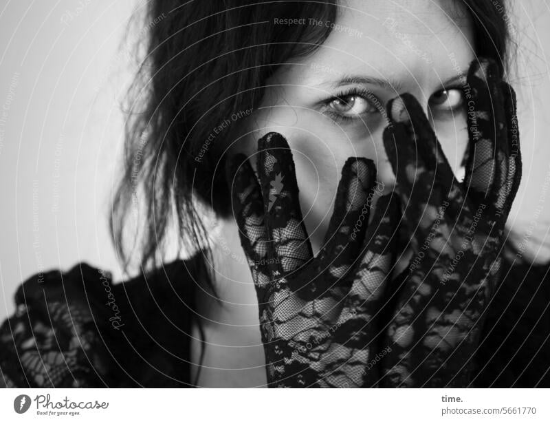 Frau mit Spitzen-Handschuhen Portrait feminin Handschue Blick Schutz dunkelhaarig langhaarig halten Fingerhandschuhe skeptisch verstecken