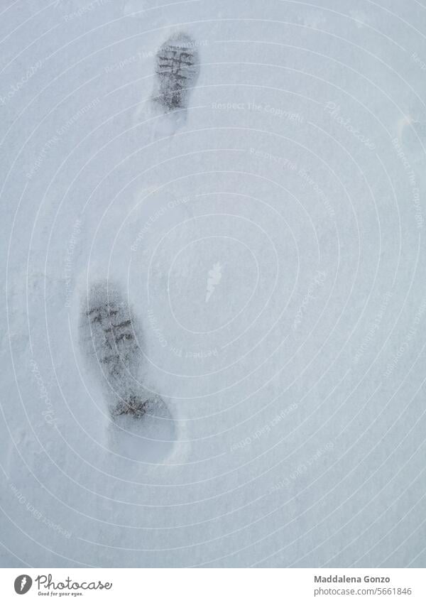 zwei vereiste Fußabdrücke auf flachem Schnee foorprints Eis Person seicht Winter kalt frigide Wind Frost Natur weiß gefroren frieren Spuren menschlich