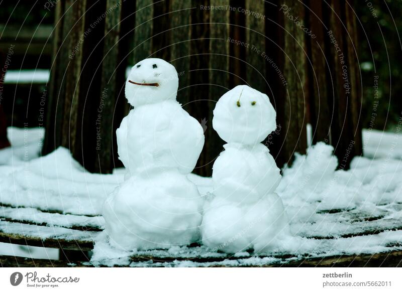 Zwei Schneemänner figur frost frosteinbruch kalt klein kälte mini minischneemann neuschnee schneedecke schneien spielplatz wetter winter winterferien