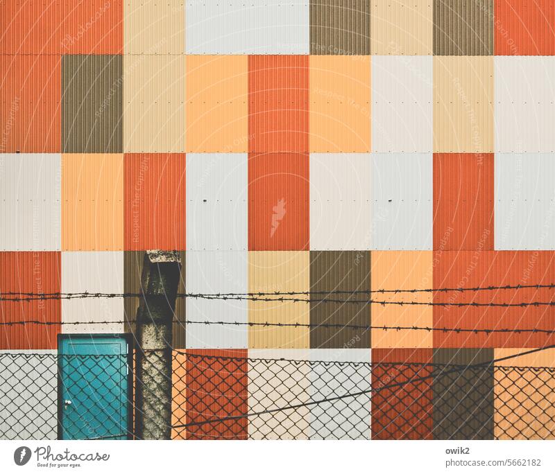 Farbtest Blechwand Quader rot orange braun Design Ordnung mehrfarbig Farbflächen Rechteck abstrakt Muster Farbfoto Totale geometrische Formen Architektur