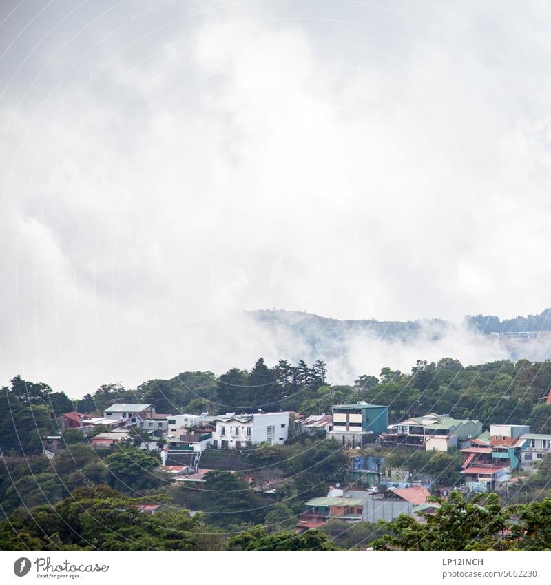 CR XXXVIII. Dorf­idyl­le in Costa Rica - Monte Verde nebelwald monte verde Urwald costa rica haus wohnen leben häuser kleinstadt Natur Tourismus