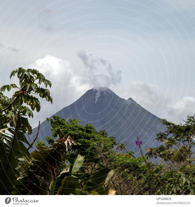 CR XXXVI. Vulkan Arenal in Costa Rica Urwald Ferien & Urlaub & Reisen Tourismus Ferne Landschaft Natur mystisch Ausflug außergewöhnlich exotisch Abenteuer