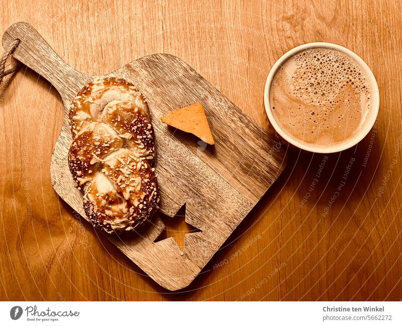 so kann der Tag beginnen Frühstück Laugengebäck Milchkaffee Kaffee Käse lecker Holzbrett Stern (Symbol) Tischplatte Kaffeetrinken Heißgetränk Frühstückspause