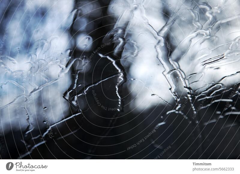 Bei Regen im Auto sitzen und Zeit haben (1) Windschutzscheibe Glas Regenwasser Spuren Wetter schlechtes Wetter beobachten anschauen Formen Linien Licht