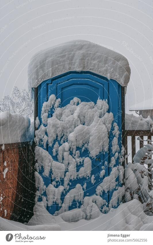 schneebedecktes Klohäuschen Dixie Dixieklo Klohaus Toilette WC sanitär wc Sauberkeit Hygiene Außenklo Winter Schnee kalt weiß urinieren austreten Sanitärmodul