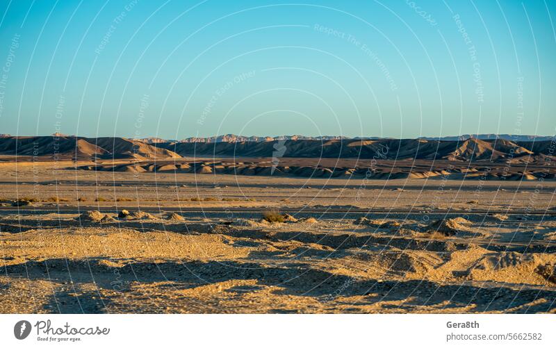 wüstengebirge und wolkenloser himmel in ägypten Afrika Ägypten abstrakt trocken Hintergrund blau Farbe farbiger Hintergrund Tag Dürre Abenddämmerung Ökologie