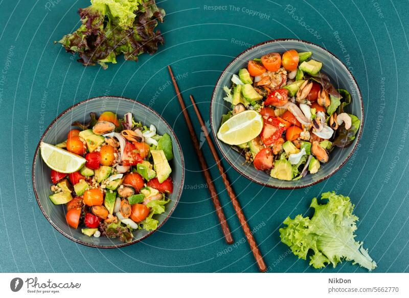 Gemüsesalat mit Meeresfrüchten. Krabbe Salatbeilage Diät Tintenfisch Hummer Gesunde Ernährung Feinkostladen Tomate Thai MEER Krebstier Essstäbchen Draufsicht