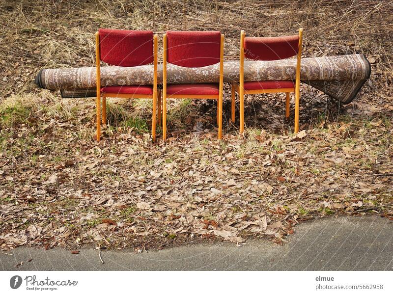 weg damit! I illegale Müllentsorgung - drei Stühle mit einem Teppich am Waldrand Blog Umweltverschmutzung entsorgen wegwerfen Wegwerfgesellschaft