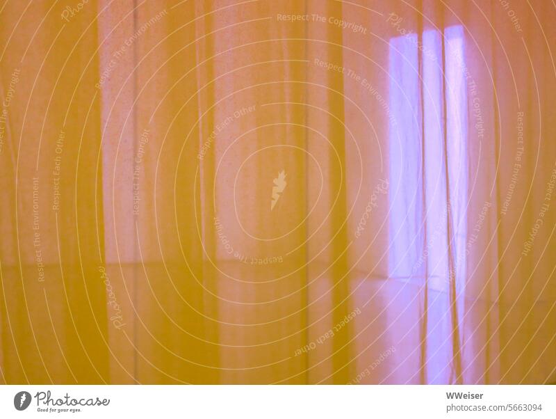 Eine offene Tür hinter transparenten, pastellfarben schimmernden Vorhängen Vorhang Gardine Falten durchsichtig weich fallen verhüllen Raum Pastelltöne farbig