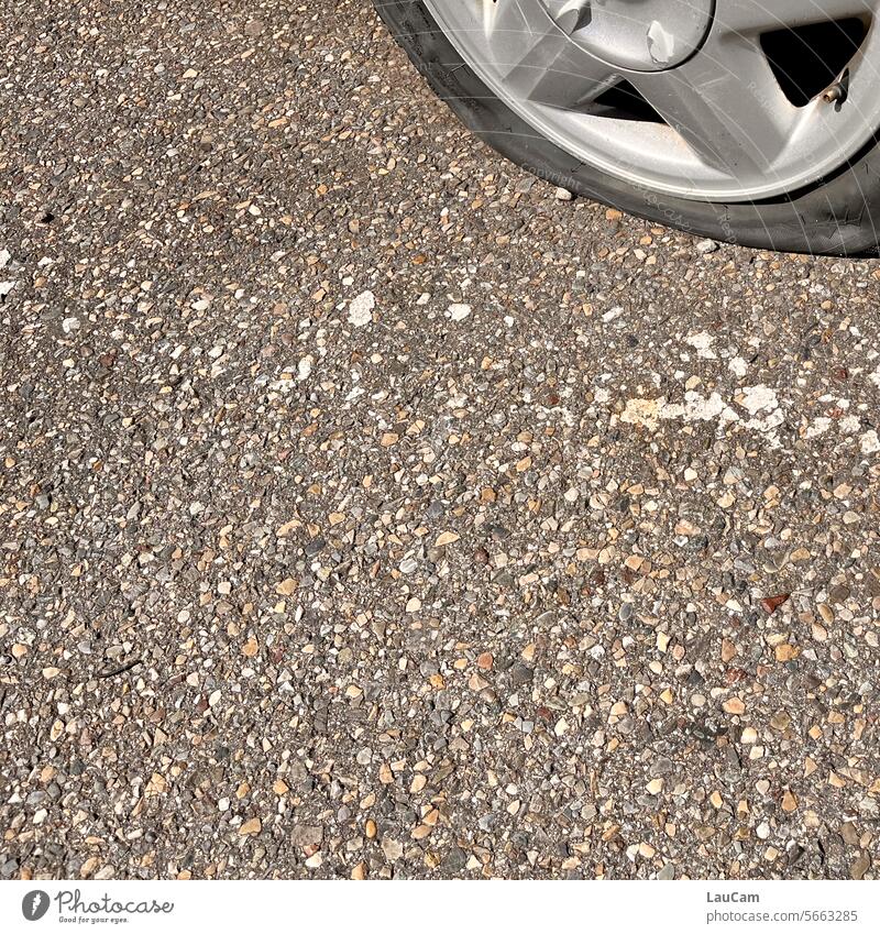 voll dämlich | Reifenpanne Platten da ist die Luft raus platt Autoreifen Ventil Felgen kaputt alt Gummi Vergänglichkeit Straßenbelag Loch Asphalt Reifenprofil