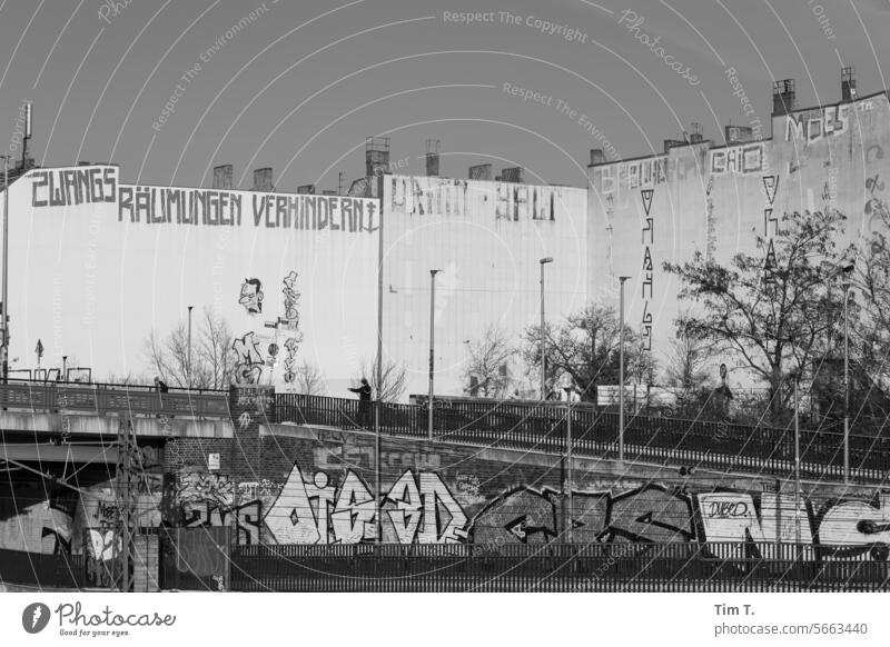 Berlin Graffiti Text Prenzlauer Berg s/w Winter Zwangsräumung verhindern Schwarzweißfoto Stadt Stadtzentrum Hauptstadt Außenaufnahme bnw Altstadt Menschenleer
