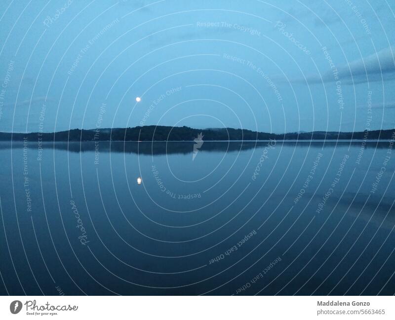 Vollmond Reflexion über ruhigen kanadischen See Mond Mondspiegelung Wolken blau Nacht Mondschein Nachthimmel Stimmung Natur geheimnisvoll Licht Mondaufgang
