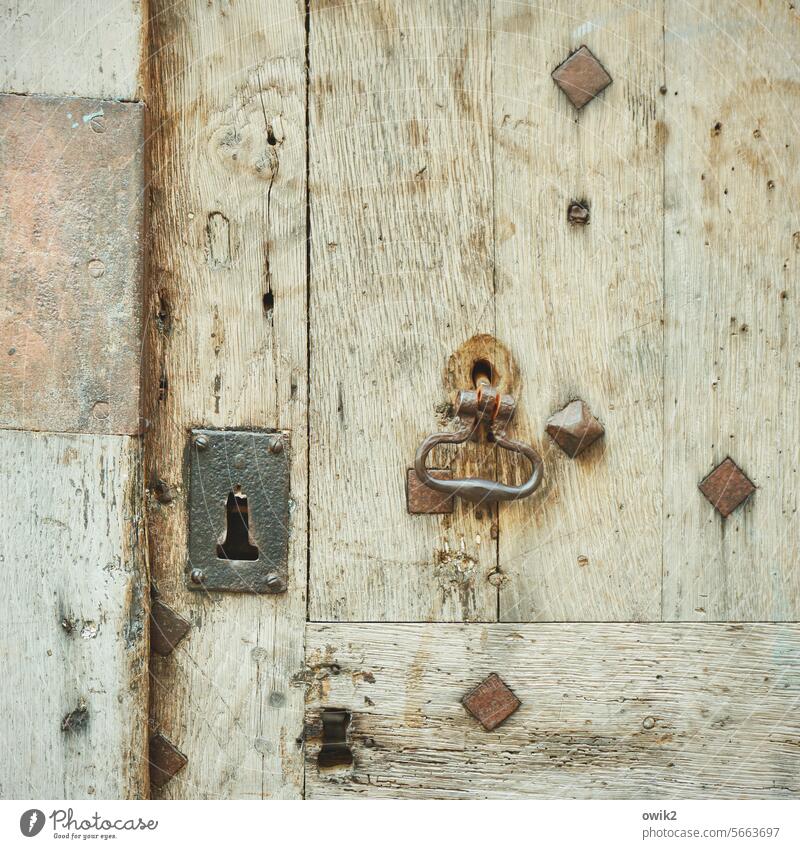 Solide Tür alt Holz Portal Zahn der Zeit antik historisch Holztür früher Eingangstür abgegriffen Abrieb Altbau Hauseingang Pforte altehrwürdig Außenaufnahme