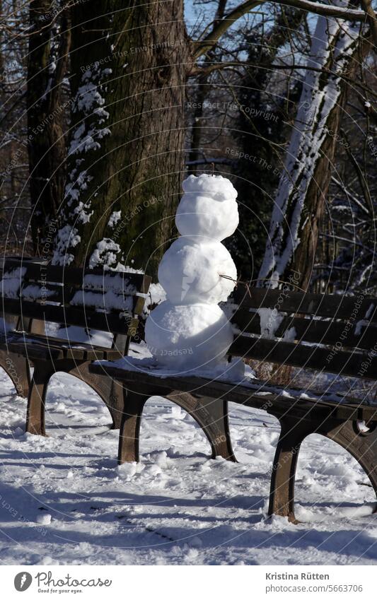 ein schneemann macht pause bank holzbank parkbank winter sitzen müde faul witzig lustig kreativ schneeskulptur schneefigur jahreszeit draußen winterspaß