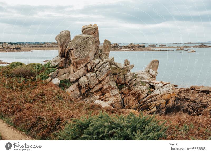 Bretagne - Granitgebilde steinturm steiniger weg blau Felsen sehnsuchtsort Spaziergang maritim Steine Sonnenschein beruhigend Urlaub Frankreich Urlaubsstimmung