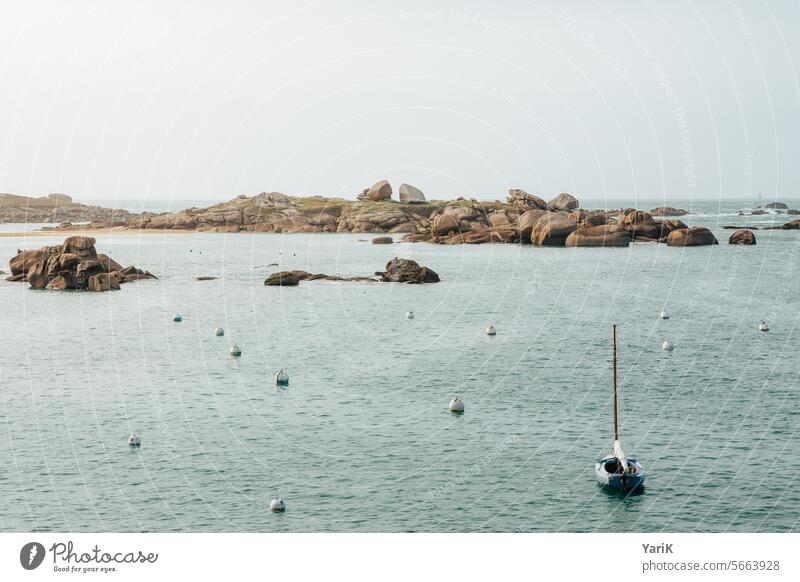 Bretagne - split rock blau Felsen Frankreich maritim Spaziergang sehnsuchtsort steinig beruhigend Sonnenschein fischfang Steine Urlaub muscheln Strand
