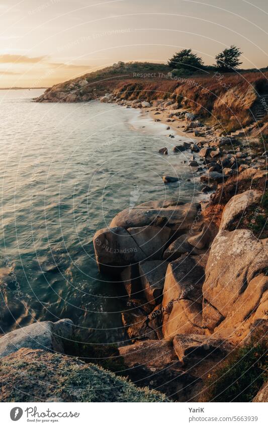 Bretagne - Abendstimmung Warmes Licht Felsformation Küste blaues Wasser küstenort meeresbrise Meer rau wellen Meeresufer gezeiten Meerwasser freizeit wandern