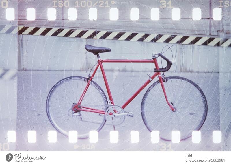 R wie ... rotes Rennrad vor Rampe – Südbahnhof München Teil 2 Vintage Fahrrad Lifestyle Mobilität sportlich Farbfoto Kodak retro Analogfoto urban 80er Beton