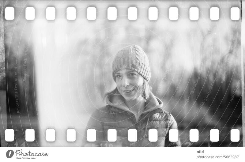 Am alten Rhein in Vorarlberg Portrait Blick in die Kamera Winter Schwarzweißfoto Schwache Tiefenschärfe Gesicht Porträt Erwachsene Coolness Außenaufnahme Ilford