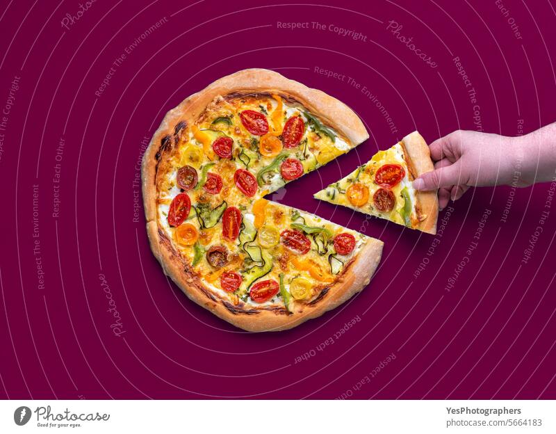 Hausgemachte Pizza Primavera isoliert auf einem magentafarbenen Hintergrund oben gebacken hell Tabelle Käse Farbe farbenfroh Komfort Kruste Küche lecker Diät