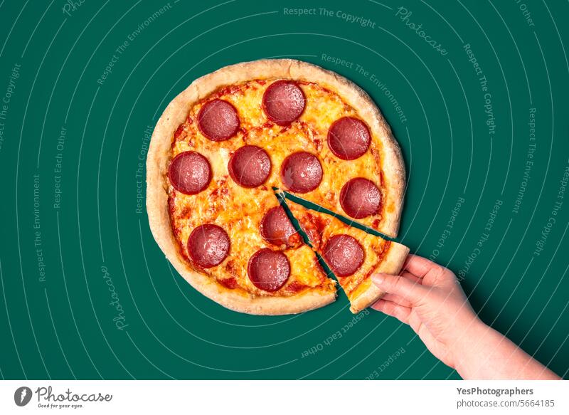 Hausgemachte Pizzasalami isoliert auf einem grünen Hintergrund oben gebacken hell Tabelle Käse Farbe farbenfroh Komfort Kruste Küche lecker Versand Design