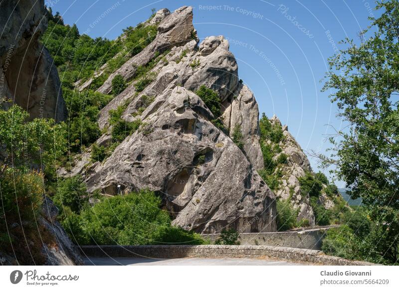 Berglandschaft bei Castelmezzano, Italien Basilikata Europa Juli Pietrapertosa Potenza Farbe Tag Feld grün Hügel Landschaft Berge u. Gebirge Natur Fotografie